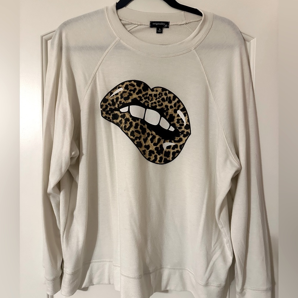Francesca’s Originality Cheetah Print Graphic Sweater (S)